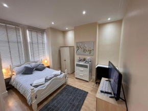 4 bedroom apartment ground floor for up to 7 guests